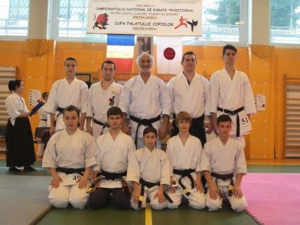 Karateka orădeni au obţinut 16 clasări pe podium la zonalele Campionatului Naţional de Karate Tradiţional 